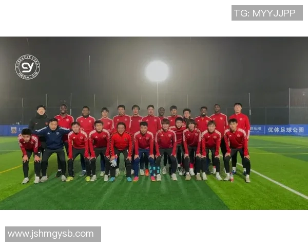 上海足球队以82分稳居精英赛积分榜首位,领先优势明显 上海足球队以82分稳居精英赛积分榜首位,领先优势明显