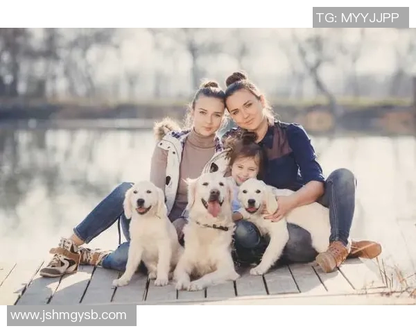 足球明星与可爱狗狗亲密合影展现温馨瞬间的完美头像选择