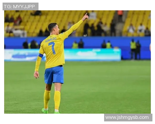 足球明星们的帽子选择与时尚风格解析 足球明星们的帽子选择与时尚风格解析