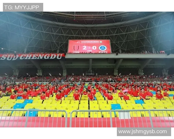 足球明星在街头被粉丝认出瞬间引发热烈围观与欢呼声 足球明星在街头被粉丝认出瞬间引发热烈围观与欢呼声